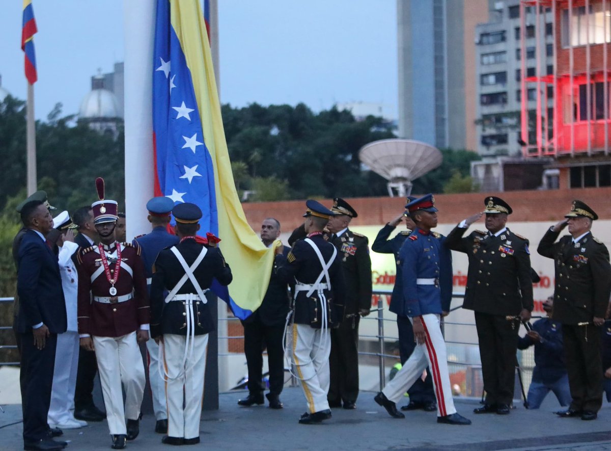 #EnFotos 📸 | A primera hora del día, desde el Panteón Nacional, se realizó el acto en conmemoración del 214° Aniversario de la Proclama de la Independencia. Venezuela se mantiene firme en unión nacional por la defensa de la paz y la soberanía del pueblo. #GloriaAlBravoPueblo