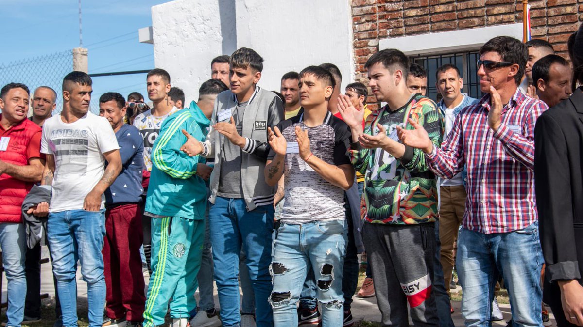 LuisCalabria's tweet photo. Hoy se inauguró la primera UTU dentro de una cárcel (Santiago Vázquez). Permitirá la continuidad de estudios de los privados de libertad.
Antes se había inaugurado la primera oficina del Mides. 
Marca el compromiso de esta Administración con los programas de rehabilitación. https://t.co/1DspgZsweL