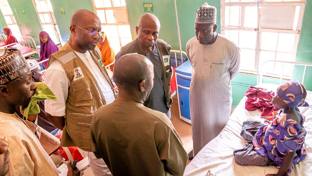 Leading the response efforts to the emergence of an unknown illness in Sokoto State, our DG Dr Jide Idris, embarked on a high-level mission to Sokoto State for a meeting with key stakeholders. At the Sokoto Public Health Emergency Operations Centre, updates on various response