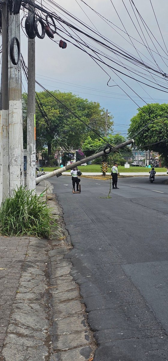 #TráficoSv| Reportan poste caído pasando el redondel El torogoz frente a Colegio Cristobal Colon. ⚠️Precaución⚠️ 📸 @CarlosBonillaQ