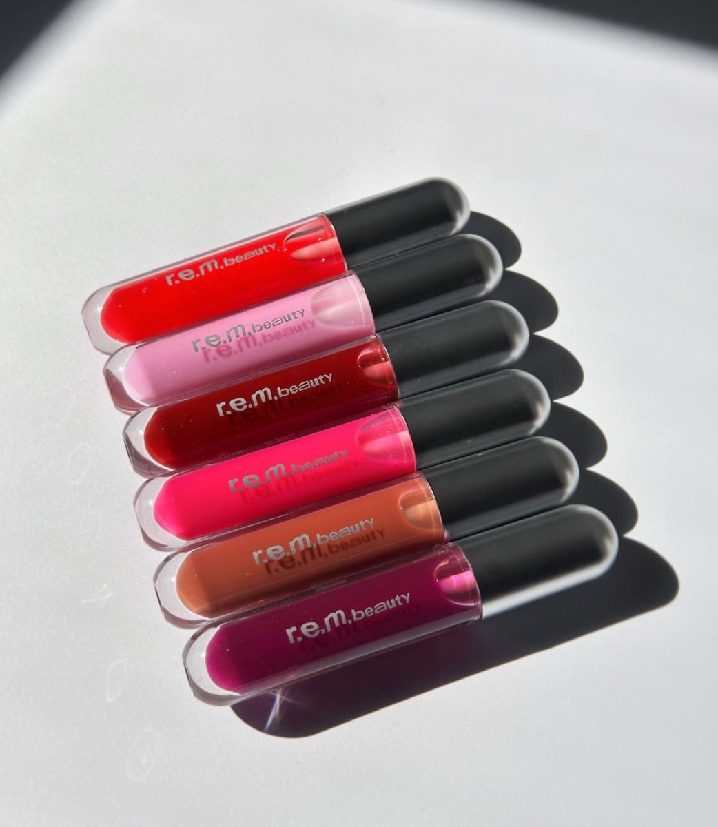 rembeauty's tweet image. what makes #essentialdrip glossy balm’s formula so unique?

💧hyaluronic acid delivers instant and lasting hydration 

💕 infusion of a super fruit blend of pomegranate and passion fruit antioxidants protects and restores lips

🪞glides on super smoothly, leaving a high-shine