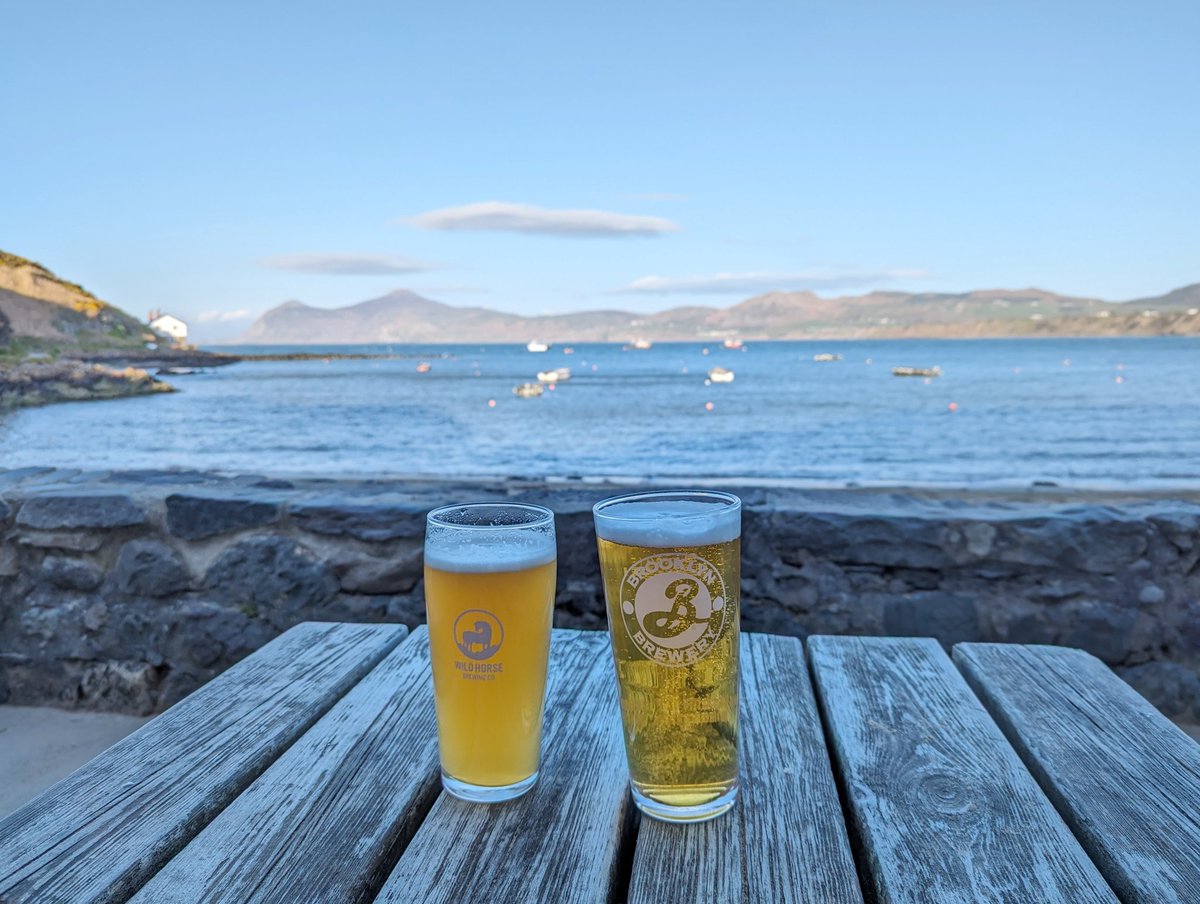 Stunning evening on the Llyn Peninsula in North Wales. Ty Coch Inn in Porthdinllaen, is it the best pub in Wales or even the UK? Cheers everybody.🍻