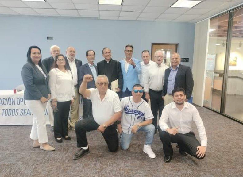 MujeresDerIndep's tweet photo. Reunión de Camaleones que hace Cesar Lacayo (ahora proclamado Liberal) con Dennis Martinez y Benjamín Lugo, juegos de MRS María Fenanda sos vos titereteando? #SandinismoNuncaMas #NoMasPactos @nicpatriot @TVTCNic @BoacoAzulyBlanc https://t.co/FJLpaIaH9T
