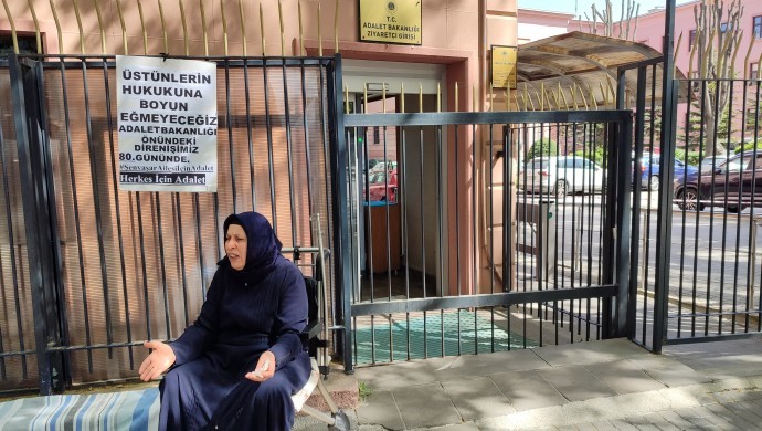 Emine Şenyaşar, Adalet Nöbeti eylemini 80'inci gününde Adalet Bakanlığı önünde sürdürdü.
