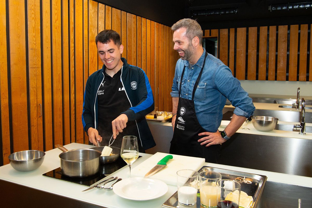 👨‍🍳🔪🥘 Una estrella Michelín para esta gente, por favor. #CocinaAlbiazul | #GoazenGlorioso ⚪️🔵