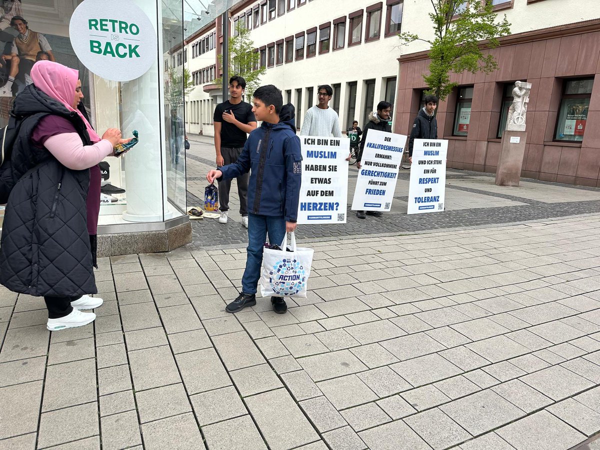 Die AhmadiyyaJugend Hanau verteilte am 9. April 2024 einen Tag vor dem Eid auf dem Hanauer Marktplatz 150 Süßspeisen und förderte den Dialog, um Vorurteile abzubauen und für Frieden zu stehen.
 #Dialogaktion #Islam #Ahmadiyya 
@MKA_WMK @KhuddamDE