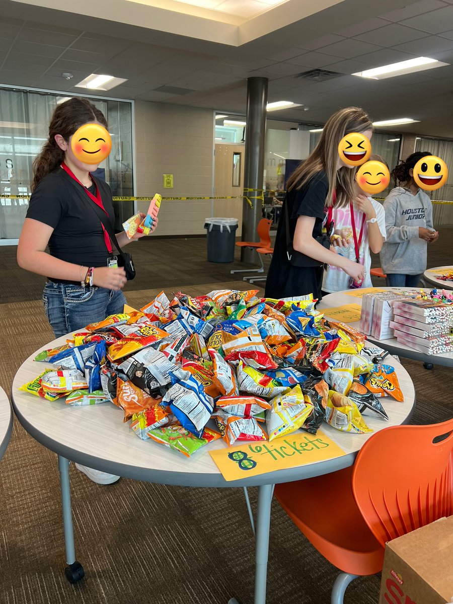ms_ingvardsen's tweet photo. It’s my favorite time of year STAAR MART! It’s always a great time celebrating kids for all their hard work on STAAR review #wearesalyards #bengalmagic https://t.co/kbZTfgkl4n