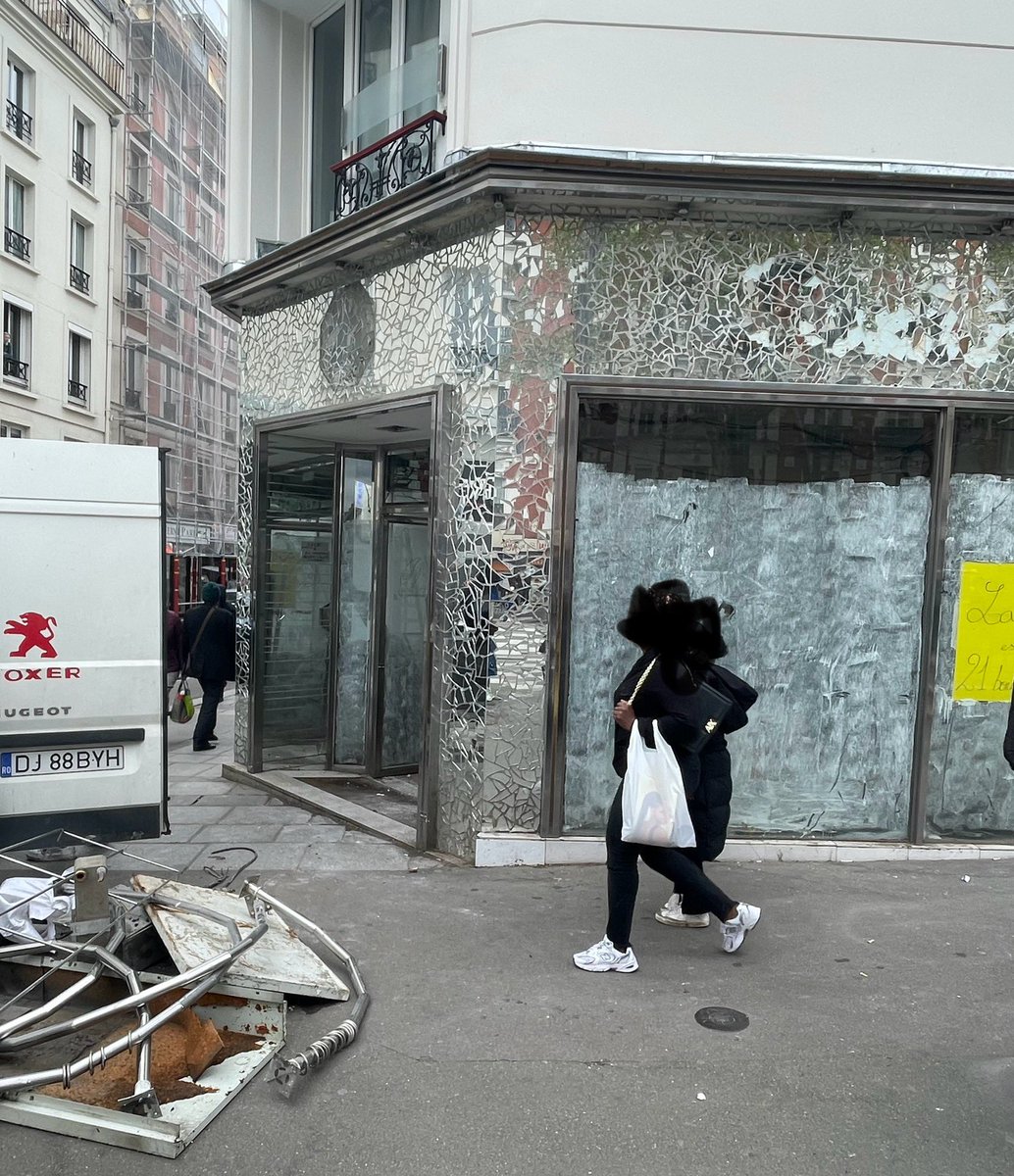 BdDeStrasbourg's tweet photo. Le Sunshine à la station Château d’Eau #Paris10 change de main. 
Insoutenable suspens, aurons-nous encore un coiffeur/onglerie ? 

@ACORDEBARD @egregoire @prefpolice @NunezLaurent @Bonnet_Oulaldj 

#monoactivité https://t.co/4mwp9pXBFP