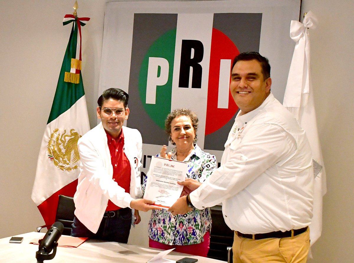 PRIMx_Coah's tweet photo. Con la venia del primer priista @manolojim y el presidente del @PRICoahuila , don Carlos Robles, nuestro presidente  #PRIMx #Coahuila, @willy_schz , asumió la secretaria de operación política del CEN, para el proceso 2024 del @MovPRImxOficial , en manos del presidente @OledMoreno https://t.co/JI4K7TGsD7