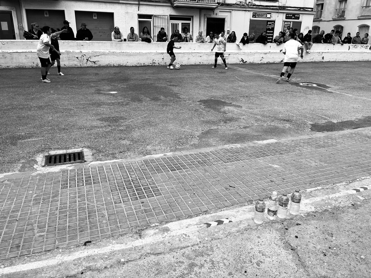 ddelacruz7's tweet photo. Prohibido prohibir. Y que las plazas se llenen de juego, de risas, de fútbol y de vida 😍 https://t.co/FtxGTjrQoM