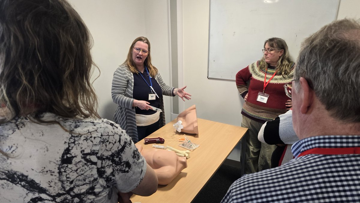 @kittyabdn discussing #IO techniques with the red group on the @NHSOrkney @BASICSScotland PHEC course... rule of 45s and ease of insertion... humeral head 👌⚕️
