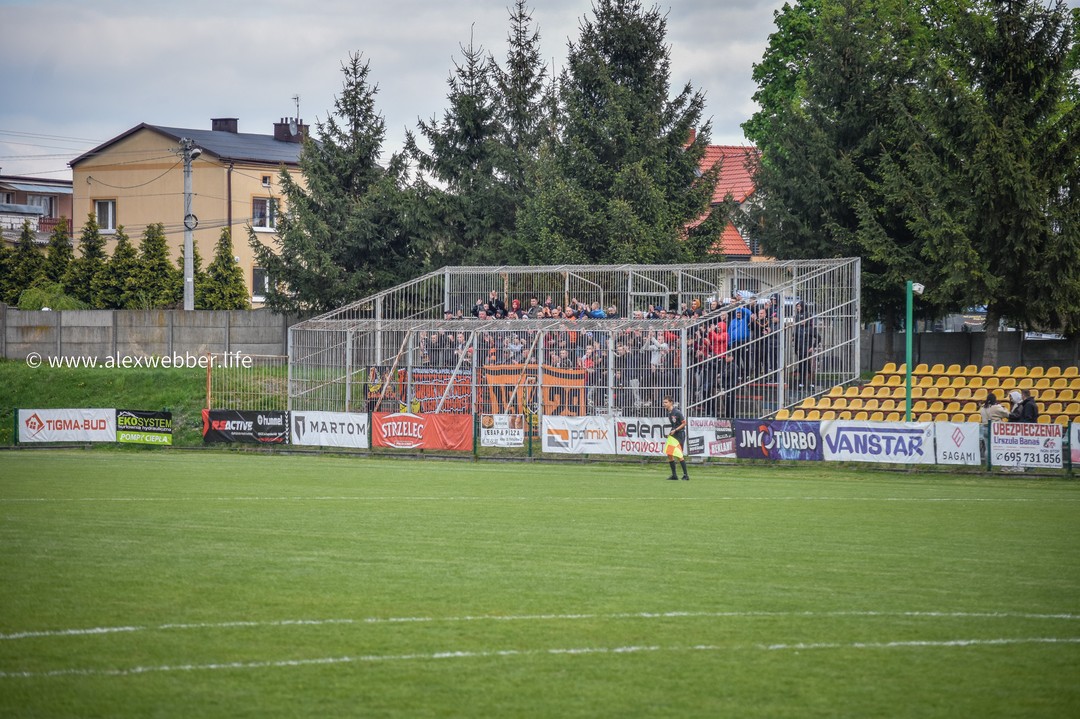 Gotta love Polish lower-league away ends. This one via polskifootballculture on Insta.