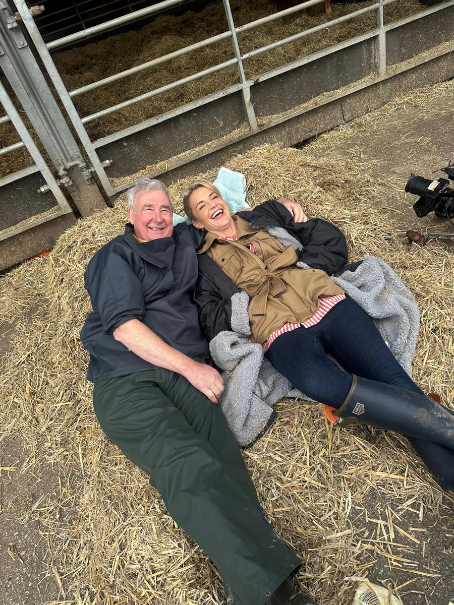 With my delightful pal @HelenSkelton during a few minutes break between filming @onthefarmc5 Don’t forget to watch Springtime on the farm tonight. @channel5_tv at 8 pm