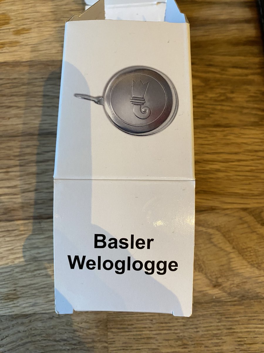 D Basler Schuggerey schrybbt “Velo” mit eme “W”. Friehner wärsch fir das ins Schällemätteli gwanderet.  #baseldytsch