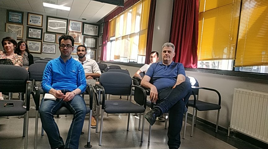 Super atentos <a href="/luisestevez_es/">Luis Estévez</a> y <a href="/monchopena/">monchopena</a>