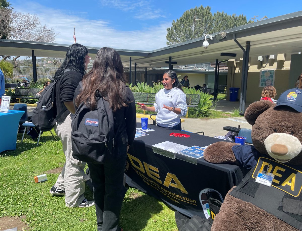 Yesterday the SD Outreach Team and Special Agent #CafeOso visited Mission Bay HS for their Wellness Fair. Students learned about the dangers of #fentanyl, #OPCK, and #DEA #careers. #CafeOso took a pic with @mb_youthadvocatesclub and tried to convince the students to join DEA.