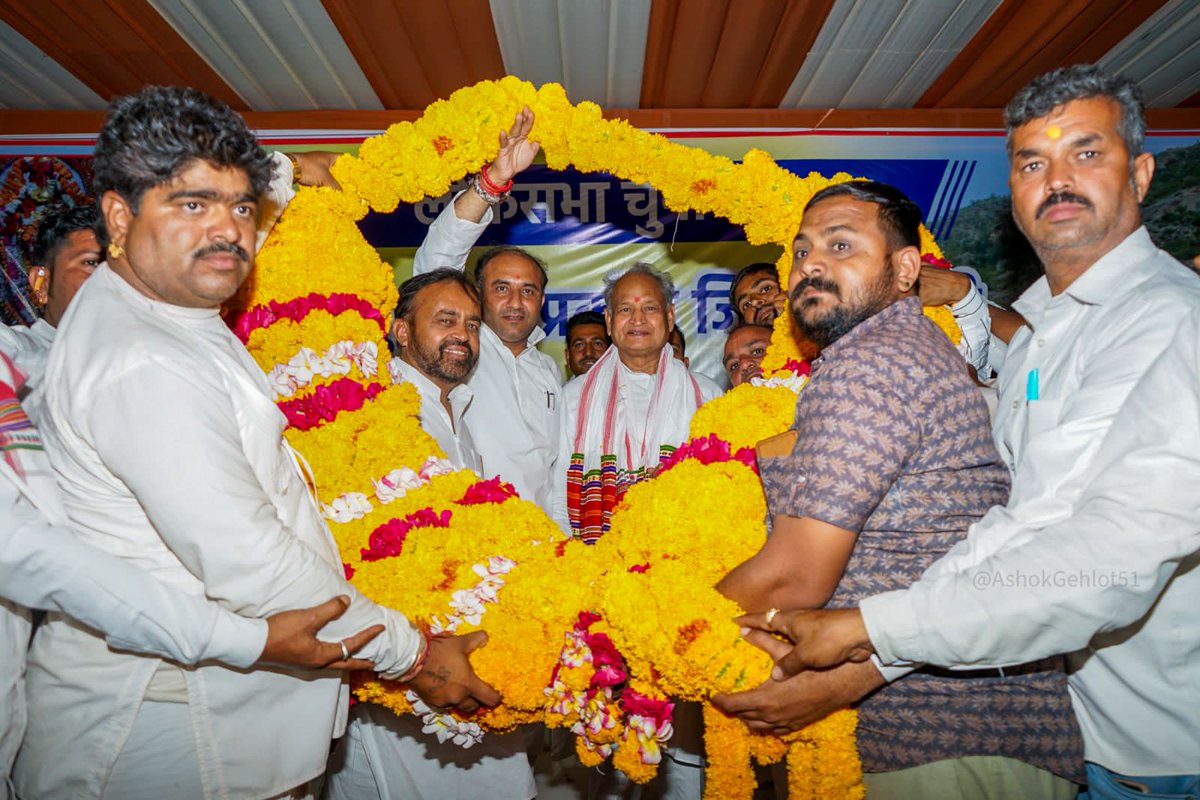 तिलक, पगड़ी, उपहार
प्यार का दिल से आभार

आज सिरोही में आयोजित रेबारी-देवासी समाज के स्नेह मिलन समारोह में सम्मिलित हुआ।

लोगों के स्नेह से सिंचित इस कार्यक्रम में पशुपालकों की समृद्धि और क्षेत्र की तरक्की के लिए कांग्रेस को समर्थन करने का आह्वान किया।।

#LokSabhaElections2024