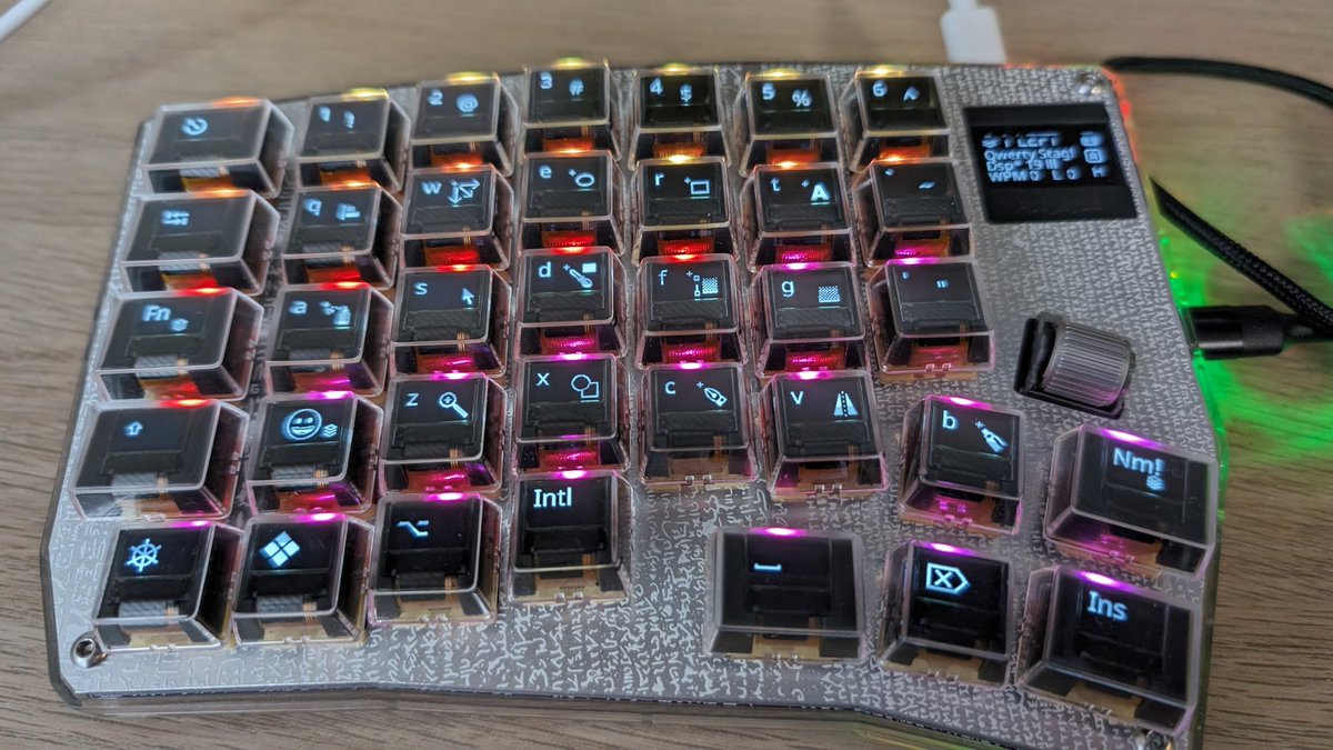 thpoll2's tweet photo. Created a shortcut overlay for @inkscape Very satisfying to see the icons on the keycaps 🥹 #MechanicalKeyboard #PolyKybd https://t.co/YPCwyHx9gj