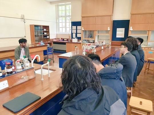 MGS_Chemistry's tweet photo. It was so great to have Ishaan Anand OM back in school this week to talk to our Sixth formers about life at Cambridge and the Natural Sciences course. Thank you! @ChemCambridge @Cambridge_Uni https://t.co/PcDu73zZHL