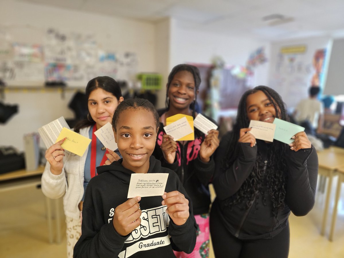 VitaleStStephen's tweet photo. Happy Kids! They just received their special note from MHC @DPwellness4all @Hawksat25 https://t.co/h8JcDTlnAo
