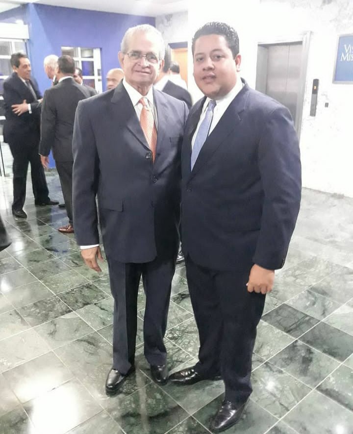 josesandovals1's tweet photo. Don @franklinalm creyó en mi generación, para muchos jóvenes fue un guía y mentor.  Recuerdo cuando se conformó el equipo de redes sociales político más poderoso por allá en los años  2014 #ColectivoLF 

Siempre lo recordaremos como un ser humano recto, pero de corazón noble. 🙏 https://t.co/MaF6VVwANk