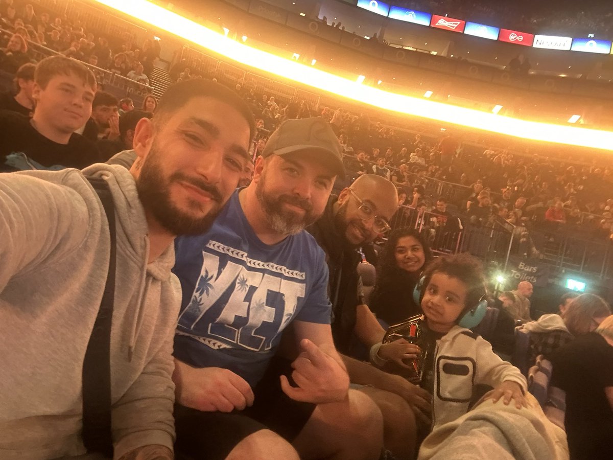 We BACK again! Let’s get it! Ready to YEET the night away! 🙌🏼🙌🏼🙌🏼#WWELondon
