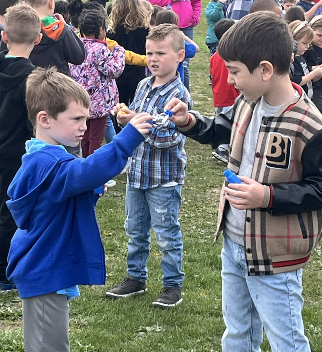 MrsCarlsonLMES2's tweet photo. Bubbles across the sky- Messages of HOPE, DIVERSITY, and ACCEPTANCE.🌈
#bubblesforautism
#COLTSUP https://t.co/wbqjETPs8v