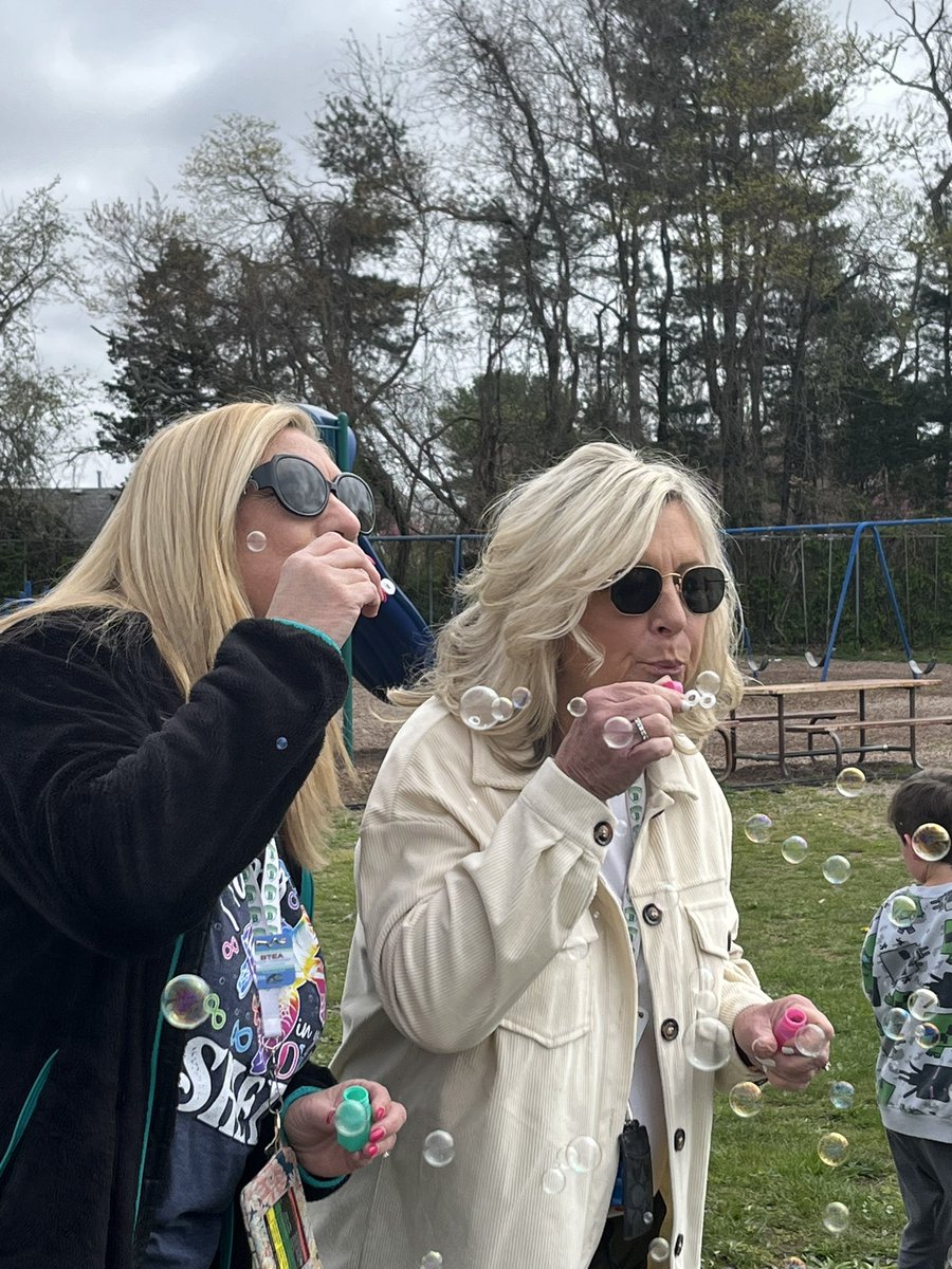 MrsCarlsonLMES2's tweet photo. Bubbles across the sky- Messages of HOPE, DIVERSITY, and ACCEPTANCE.🌈
#bubblesforautism
#COLTSUP https://t.co/wbqjETPs8v