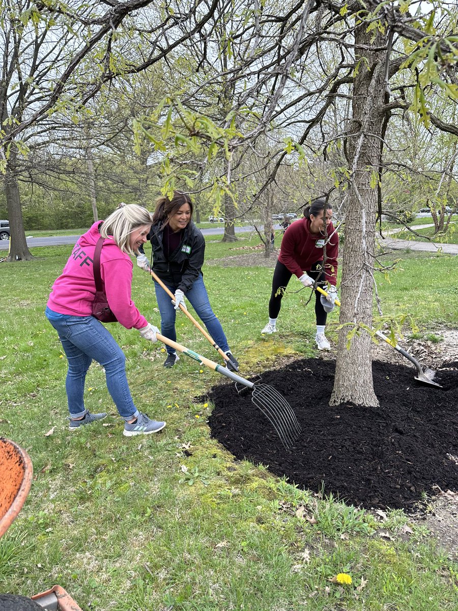 Mulching and getting dirty for #1Day1Thing. 

#FairmountPark #Philly
#LifeAtAudacy 
#volunteering 
#Parkside