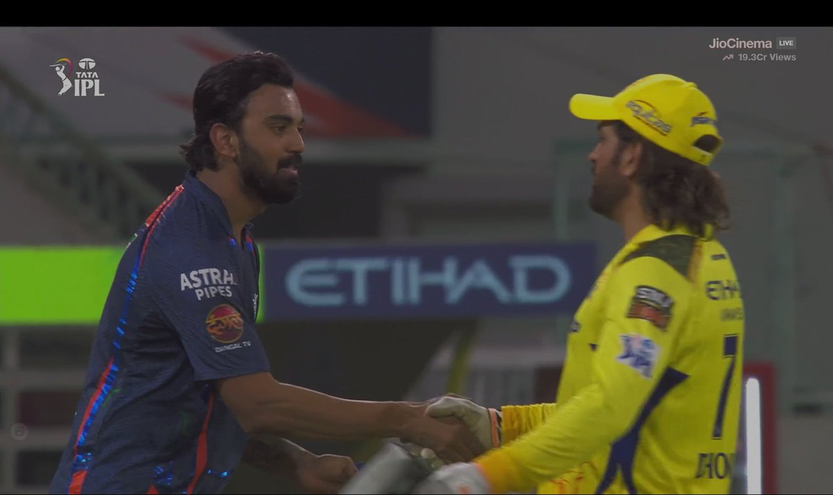 KL Rahul removed the cap before shaking the hand with MS Dhoni. ⭐ - A nice gesture by KL. #KLRahul #MSDhoni #LSGvCSK #CSKvsLSG