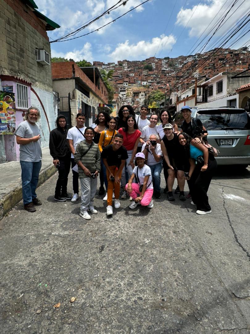 Romper con el automatismo de la costumbre para percibir lo que nos rodea desde nuevos puntos de vista abre la puerta a grandes aprendizajes. En esto andan los participantes de #100camerasXEspacioAnnaFrank en la Cota 905 📸 🤝@100cameras @PlanoCreativo_ 🙌 #Cota905EnPositivo