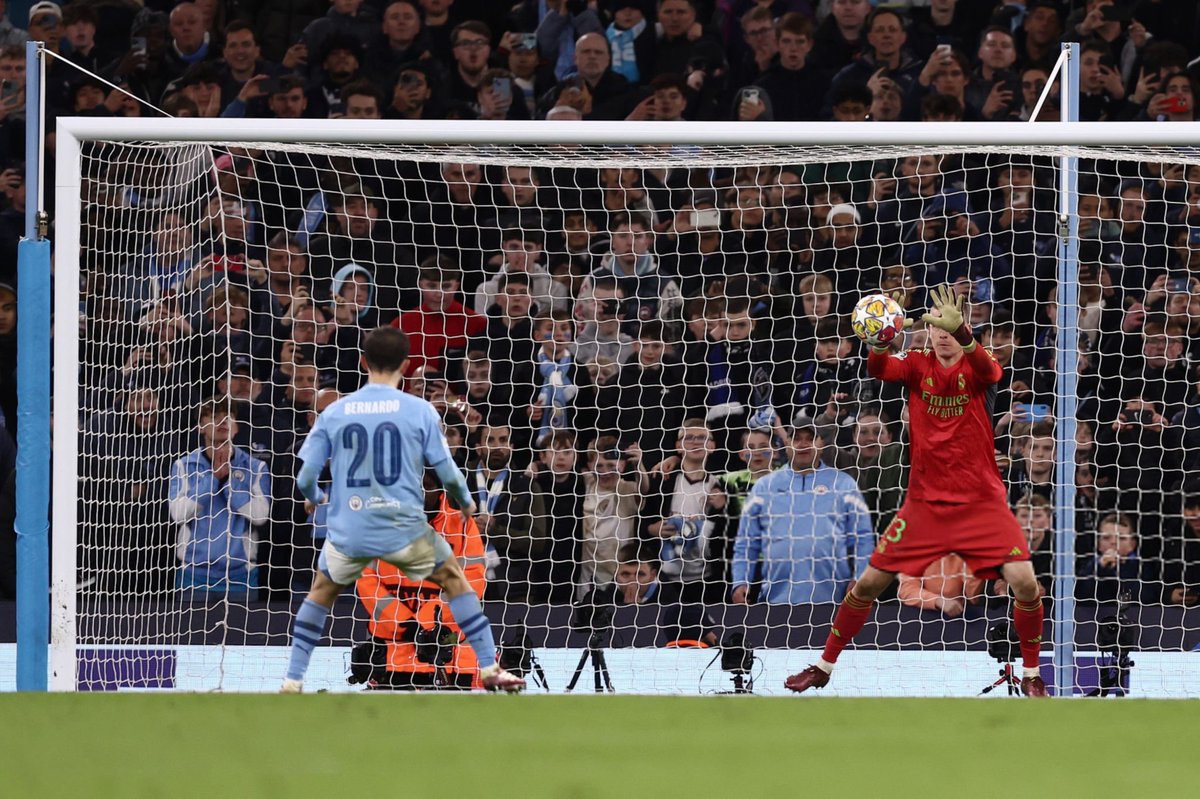 Real Madrid kaleci antrenörü Luis Llopis, Andriy Lunin'e penaltılardan birinde Manchester Cityli bir futbolcunun panenka deneyeceğini hissettiği için hareketsiz kalmasını söyledi.

Andriy Lunin, bu ismin Bernardo Silva olacağın hissetti.

📰 AS