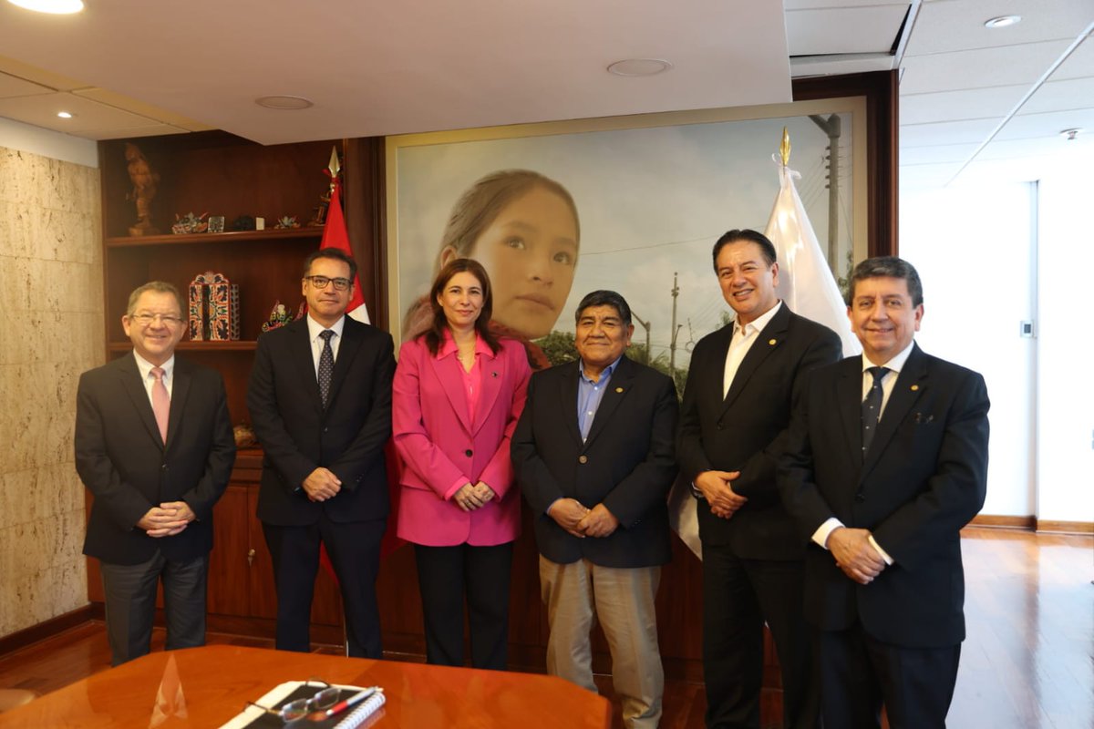 🔴 Ministro Romulo Mucho fue invitado a participar del Simposio XV Encuentro Internacional de Minería, el cual busca reunir a expertos de la industria, en un espacio de análisis sobre los retos que afronta la minería en el Perú.