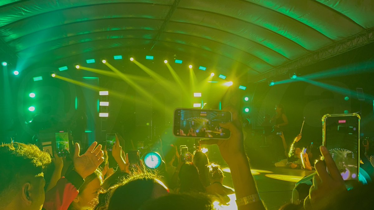 this is one of my favorite photos that i took earlier :) this was during @silentsanctuary’s set huhuuu i love you guys 4ev