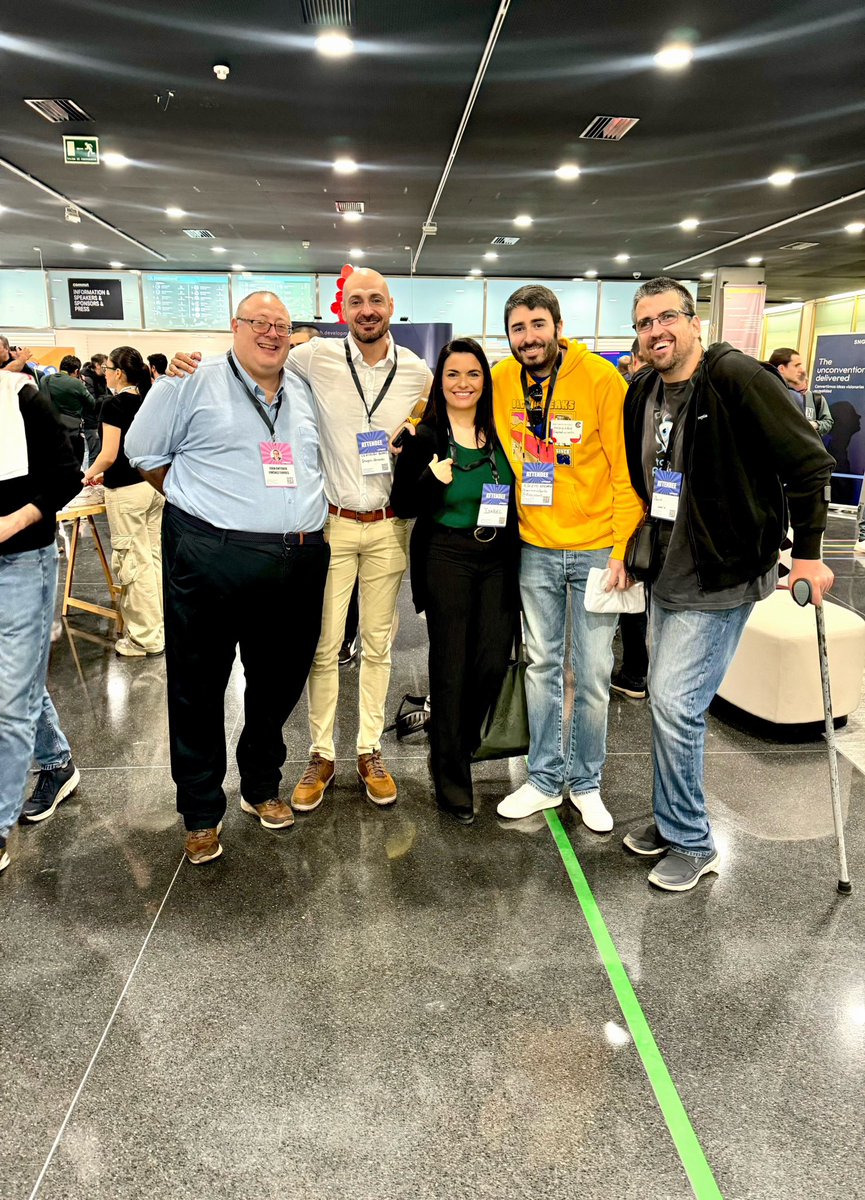 Un día súper completo en la #Commitconf ¡cómo me ha gustado ver a toda la gente de esta comunidad tan grande! Se agradecen los abrazos y el cariño, me han faltado fotos con todos, pero si tengo con mis amigos súper crack <a href="/_jjimenez/">Juan Antonio Jimenez</a> <a href="/bogas_fernando/">Fernando Bogas Pomares</a> <a href="/barrancoalberto/">Alberto Barranco</a> y <a href="/Corneliustd1/">Corneliustd</a>