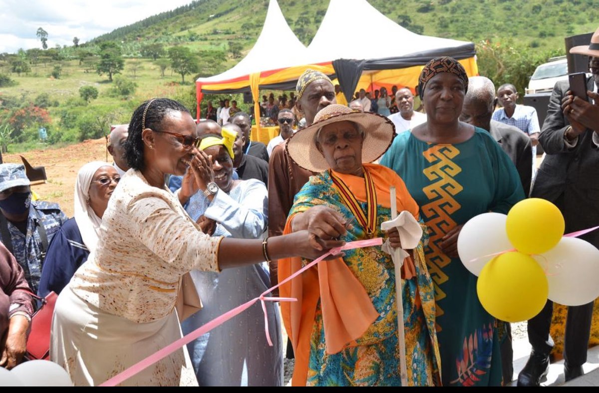 The Minister of State for @Luwero_Rwenzori, @KaboyoAlice today commissioned a house constructed by the @OPMUganda for an 85-year old Esther Tumwine,in Biharwe,Mbarara,under phase1 of the scheme to build low cost residential units for civilian veterans,by UPDF Engineering Brigade.