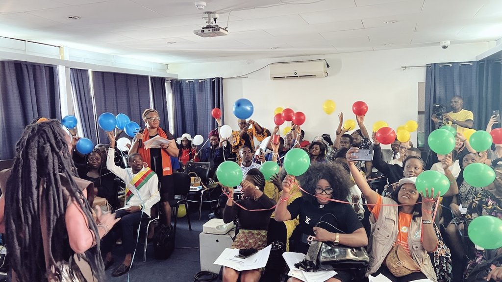 #FridayFeeling Using #storytelling to connect people around evidence. The joy to connect with diverse backgrounds. #AfricaLovesEvidence #HappyWeekend @MastercardFdn @IFCameroun @Africa_evidence