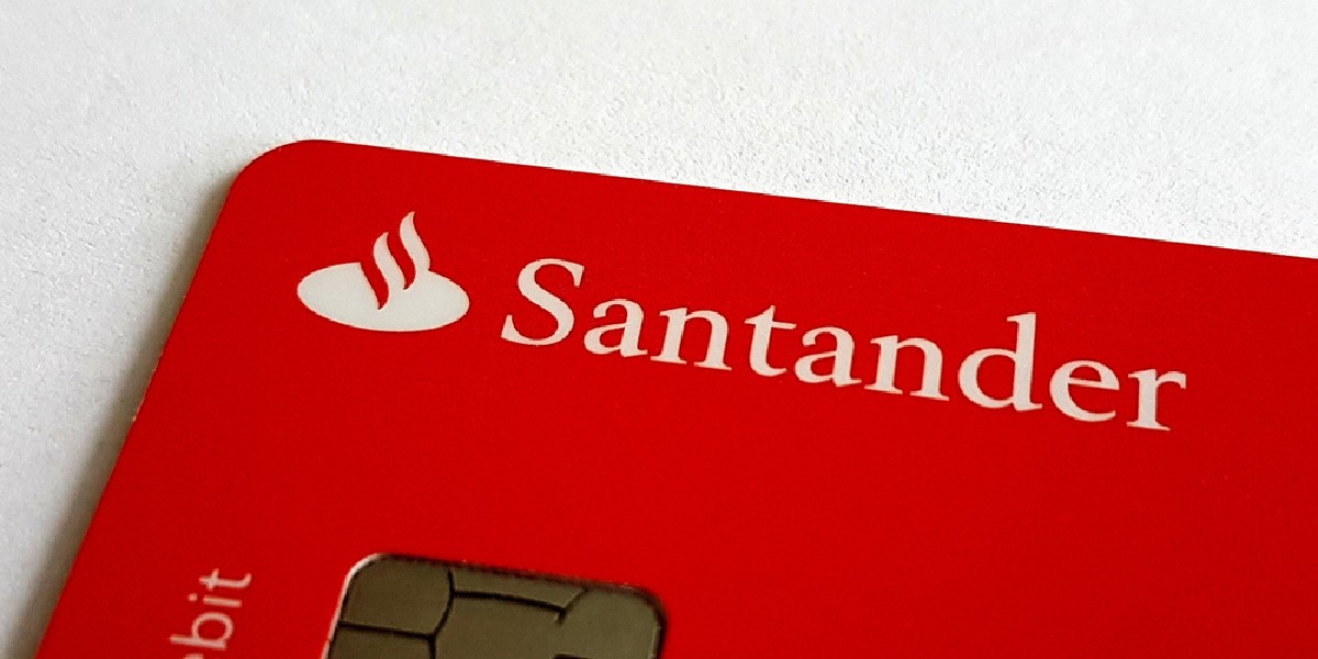 20 to 25-year-olds can now get a free four-year Santander railcard (worth £100) until 30 April. 🚂 Usually it's just students who can get this, so please share with anyone who might be interested moneysavingexpert.com/banking/compar…