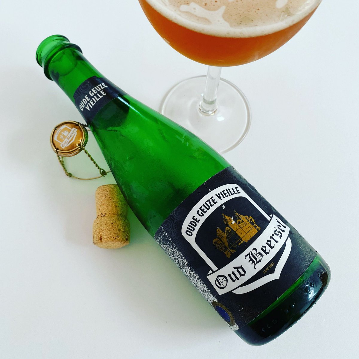 La Cerveza del Viernes: Oude Geuze Vieille by @OudBeersel Cerveza suave, fresca y sabrosa que deja un magnífico sabor a cítricos, manzana y con un ligero toque dulce. Apta para todos los paladares.