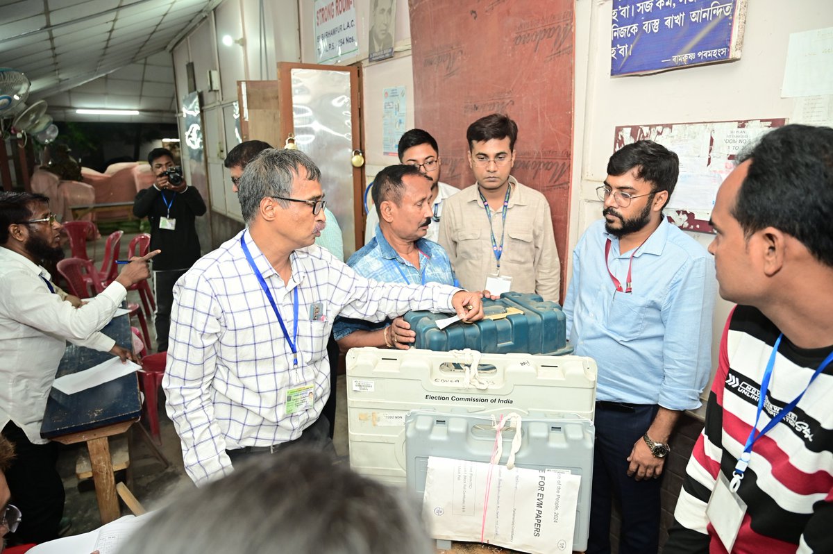 dc_nagaon's tweet image. #Verification and #DataReconciliation processes are currently underway to ensure the flawless submission of data related to the #2024ParliamentaryElection.
Concurrently, Sjt @narendrashah ,IAS the DC cum DEO, Nagaon extends heartfelt appreciation to the IT officers for their