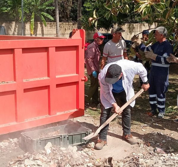 #Endesarrollo| La Delegación Territorial del #Citma en #Camagüey desarrolla una limpieza en las márgenes del Río Hatibonico.