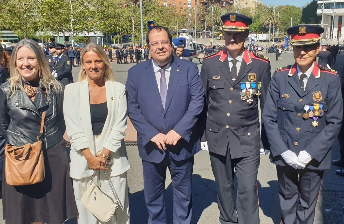 y_observatorio's tweet photo. Medalla de bronce con distintivo azul de @mossos a nuestra cofundadora @AnnaAisaB. ENHORABUENA! #mujeryseguridad #seguridadenfemenino #liderazgofemenino https://t.co/lTpQ7Ut1Yt