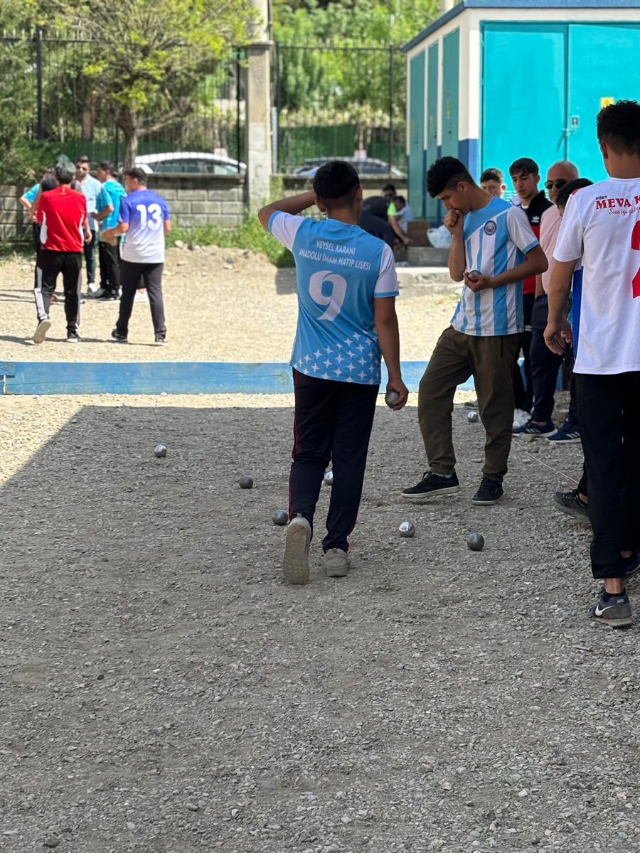 VKaihl's tweet photo. Okulumuz genç erkekler okullar arası Bocce petank Turnuvalarında Siirt İl Birincisi olmuşturSiirt genç erkekler okullar arası volo basamak misabakalarında Kadir SARSILMAZ ikinci olmuştur.
Çalışmaları için öğretmenimiz Sezai ERGÜL ve öğrencilerimizi tebrik ederiz https://t.co/aOqF5C7HtL