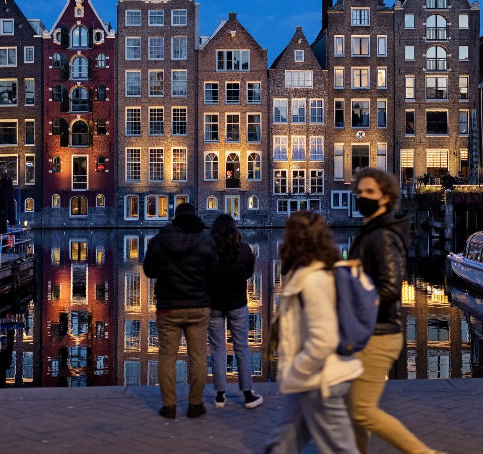 Amsterdam'da yeni otel inşaatı yasaklandı.

• Uygulamanın amacı turizmi azaltıp, şehri daha yaşanılabilir hale getirmek.