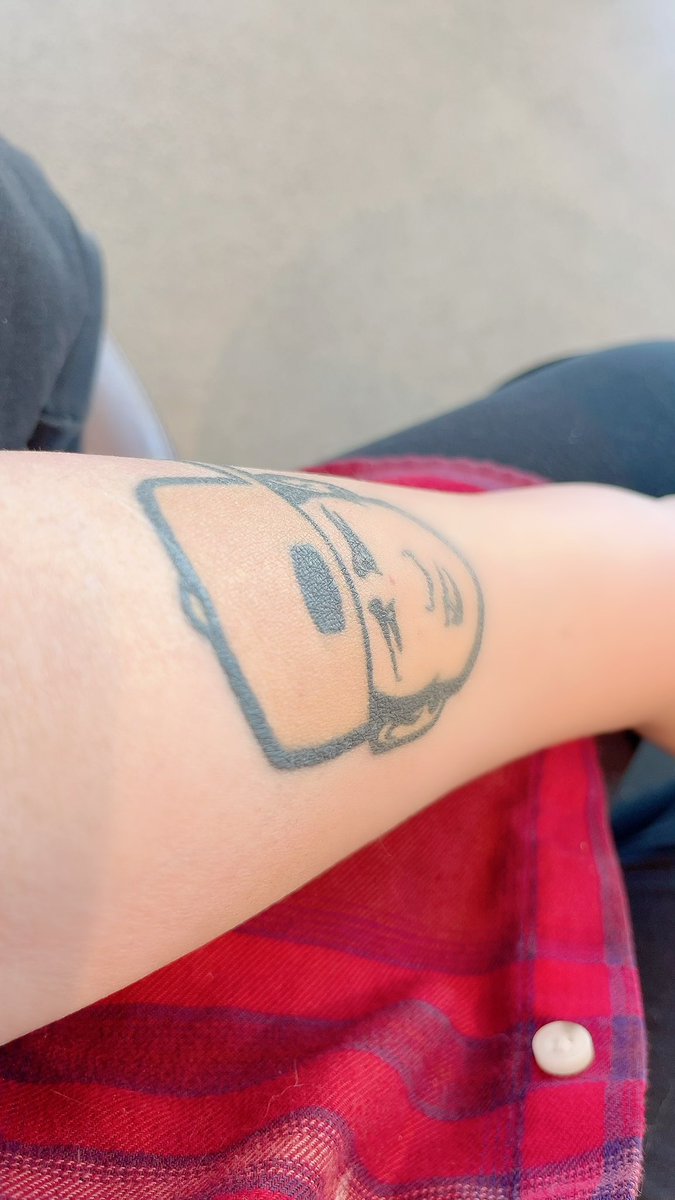 I just finished my first physical therapy. To my surprise, the doctor saw my tattoo on my arm and said, 'Tom Delonge?' She also is a fan of blink and she even used 'I Miss You' at her wedding! This is the second time I've met a doctor who is a fan of blink-182! I like the doc!🤟