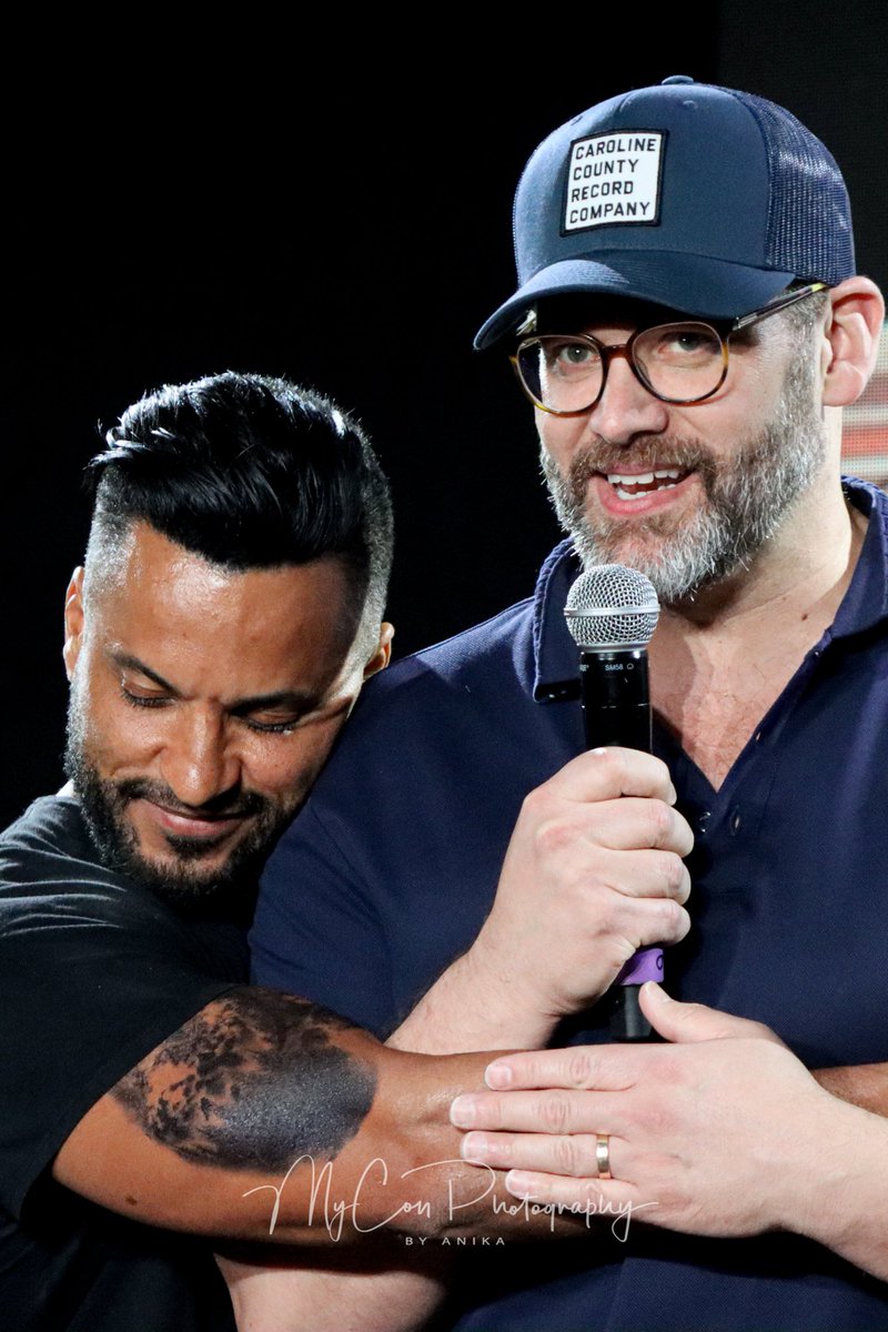 Hugs at #Jib14 Ricky Whittle & Jason Manns 🫶 #jusinbello #rickywhittle #jasonmanns #americangods #the100 #landofbad #supernatural #jibfamily #spnfamily #jib