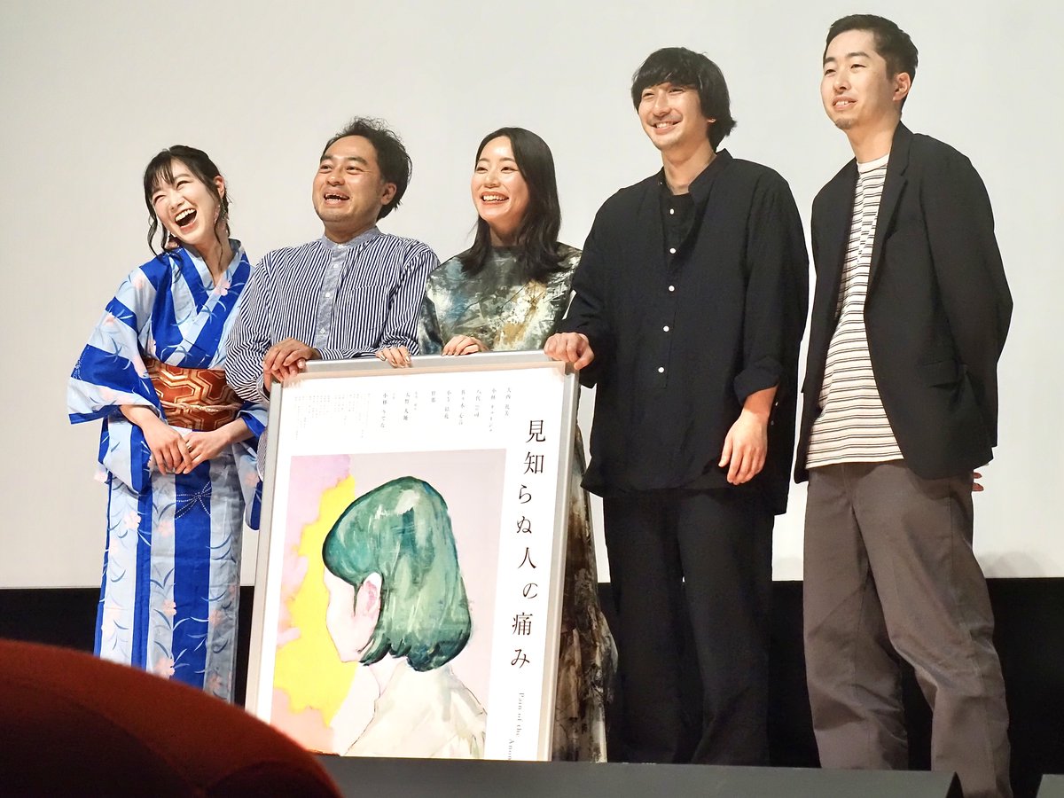 孤独を纏うカリスマ少女の憂いを帯びた眼差し