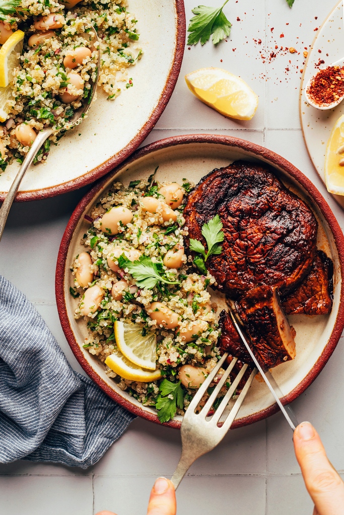 🌟 FAN FAVORITE FRIDAY: Lemony White Bean Quinoa Salad with fresh parsley 🌿, garlic 🧄, lemon 🍋, and red pepper flakes 🌶️. An EASY, nourishing side that pairs well with portobello “steaks” 🍄, baked fish & so much more! Tap the link for the recipe: l8r.it/EgaA