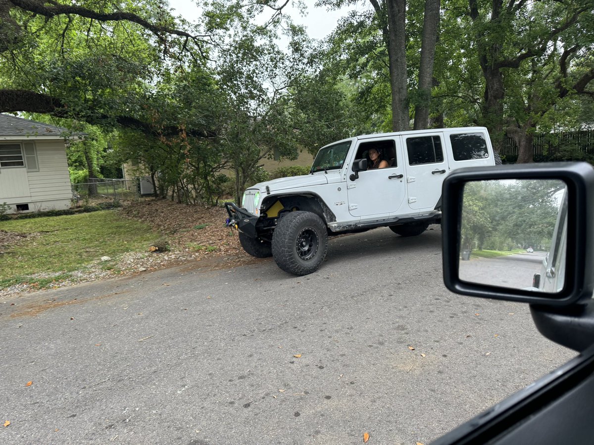 I left at 4 AM this morning from Galveston County, Texas & made it to Baton Rouge (LSU) 💜💛to pick up my daughters triathlon bike and have a quick breakfast with her, then drop some supplies off to my mom’s and back home in Texas before 5 PM. Quick #Jeep Gladiator road trip.
