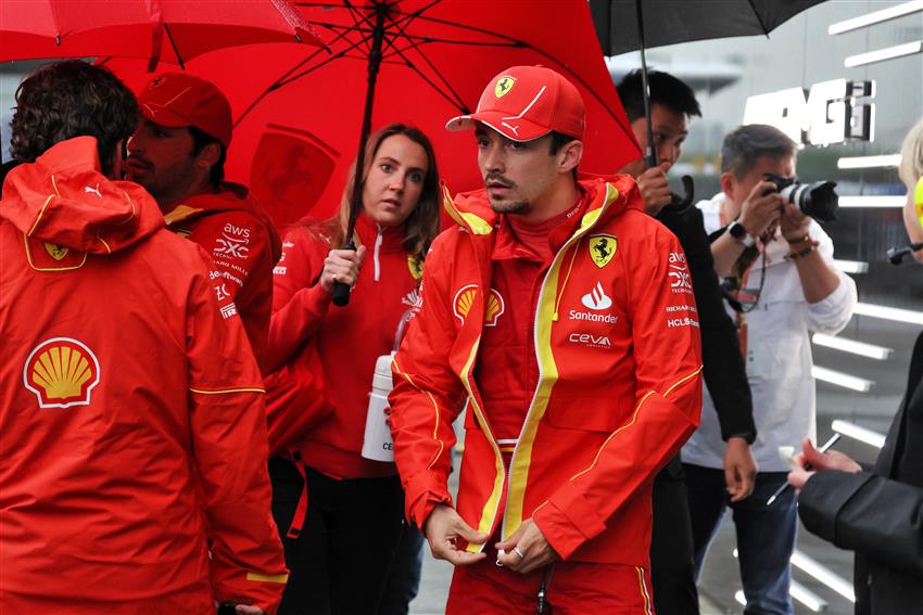 Borzalmas kezdés Kínában. A gyorsabbnak házon belül sorozatban harmadik alkalommal is Carlos Sainz bizonyult, aki az 5. helyet szerezte meg a kaotikus, esővel tarkított kvalifikáción. Csapattársa, Charles Leclerc bő 3 tizeddel maradt el tőle, és a 7. hely jutott neki.